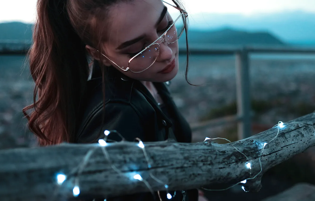 Photo wallpaper girl, face, mood, glasses, garland, light bulb