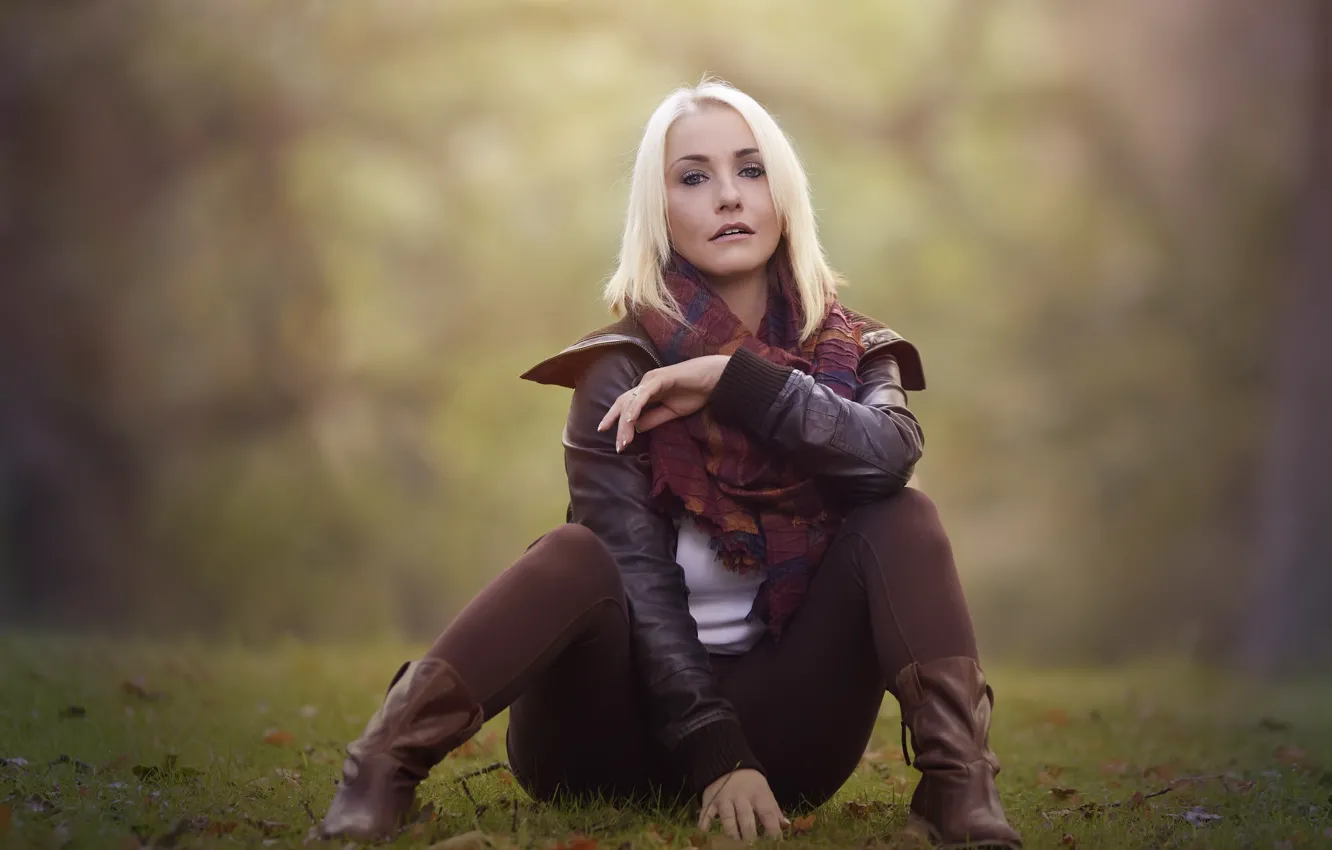 Photo wallpaper autumn, grass, look, girl, sitting