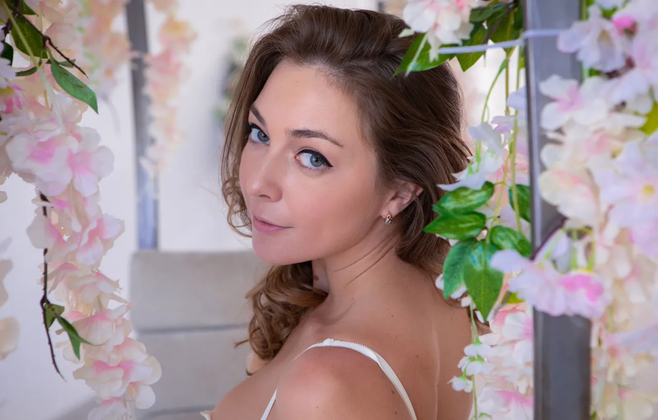 Photo wallpaper flowers, model, portrait, Emerald Ocean, Looking Over SHoulder