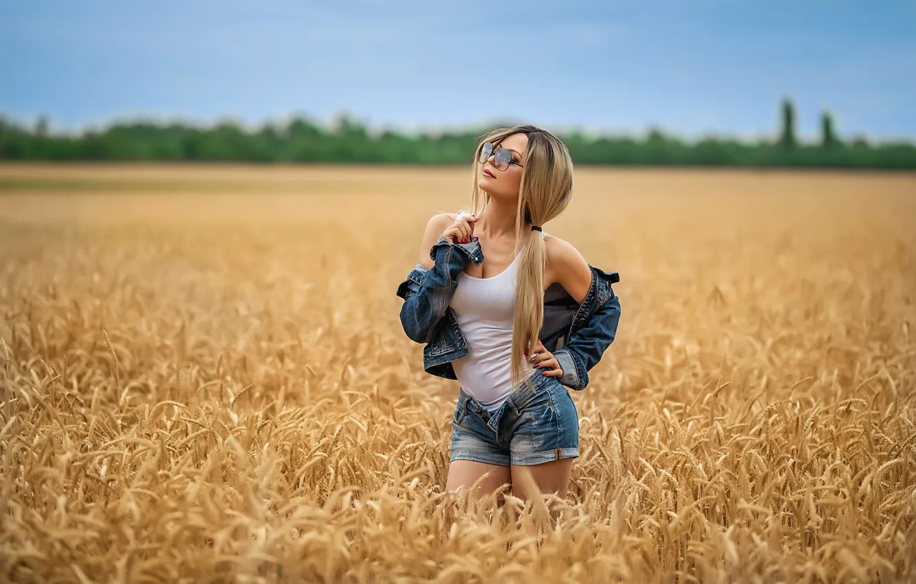 Photo wallpaper girl, cleavage, shorts, photo, photographer, model, blonde, white top