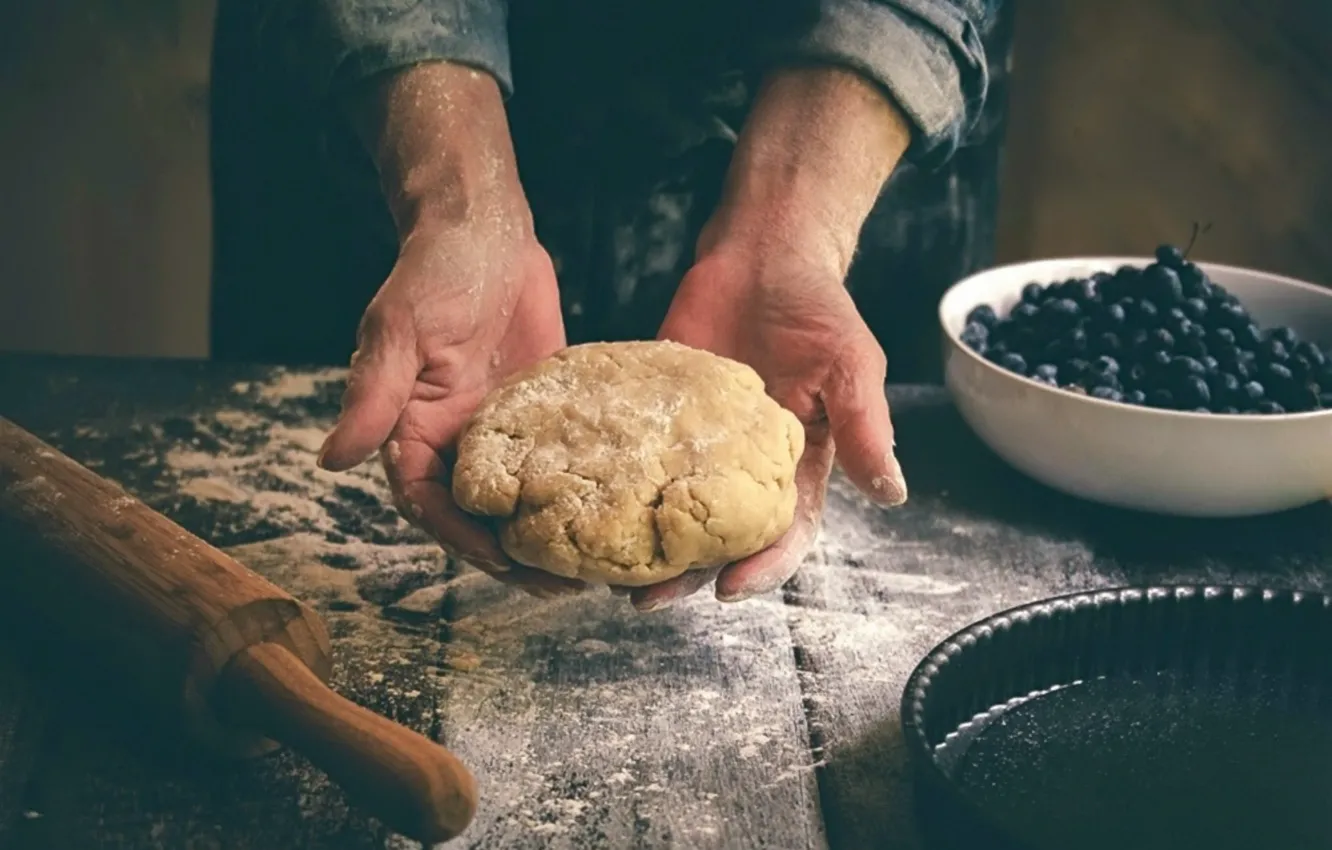 Photo wallpaper berries, hands, pie, the dough