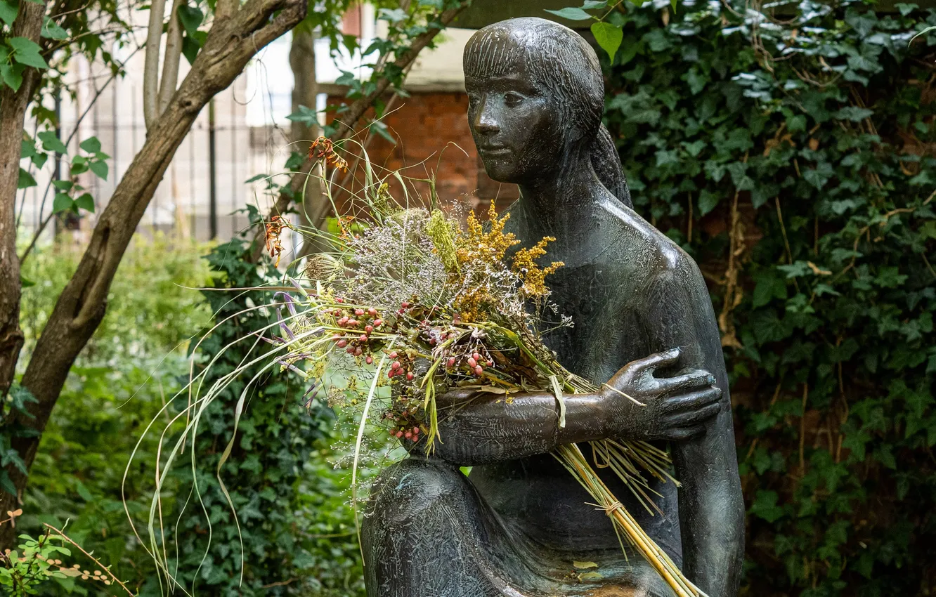 Photo wallpaper Park, bouquet, statue, sculpture