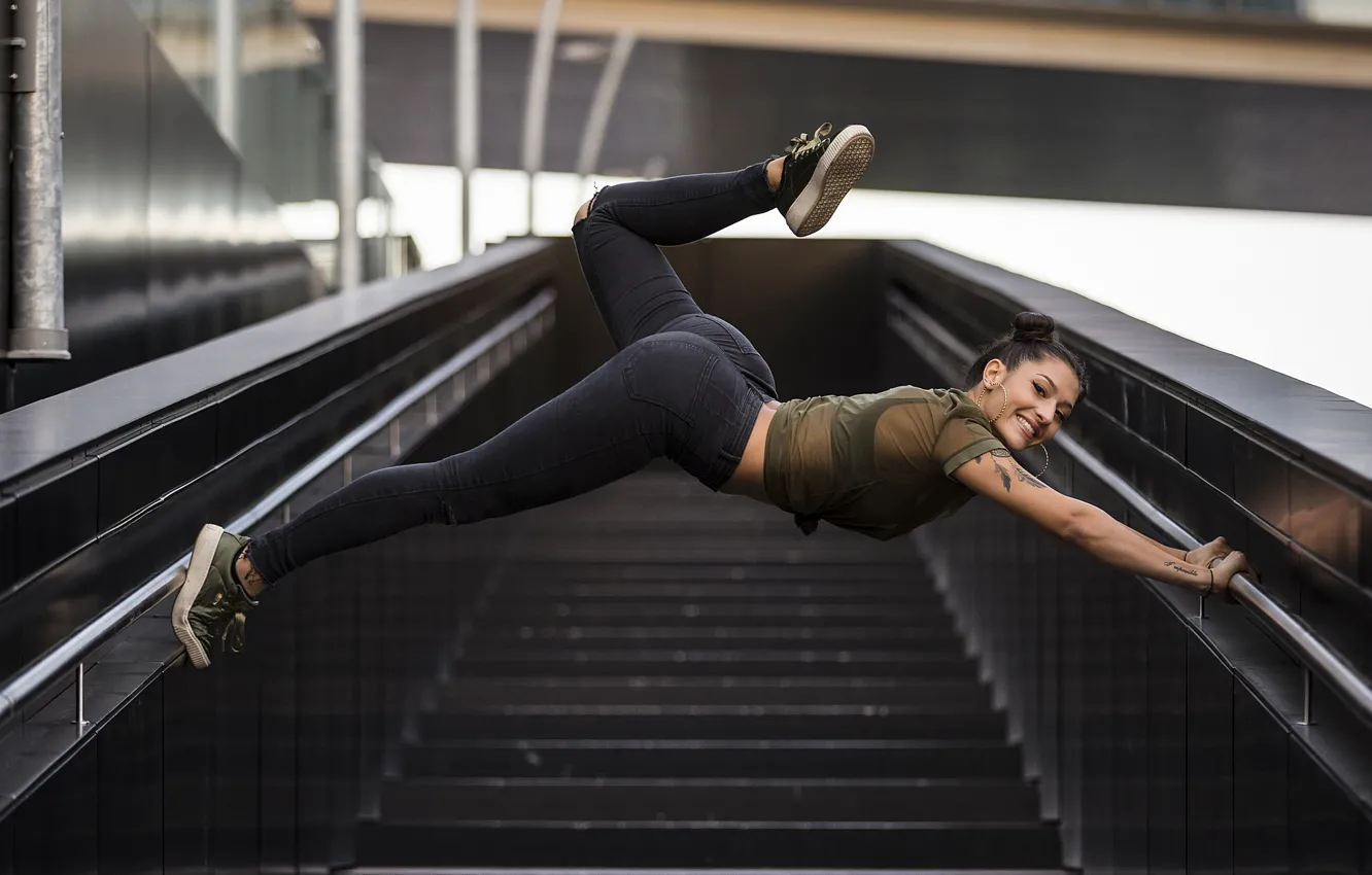 Photo wallpaper girl, pose, smile, tattoo, ladder, stage, jasmin