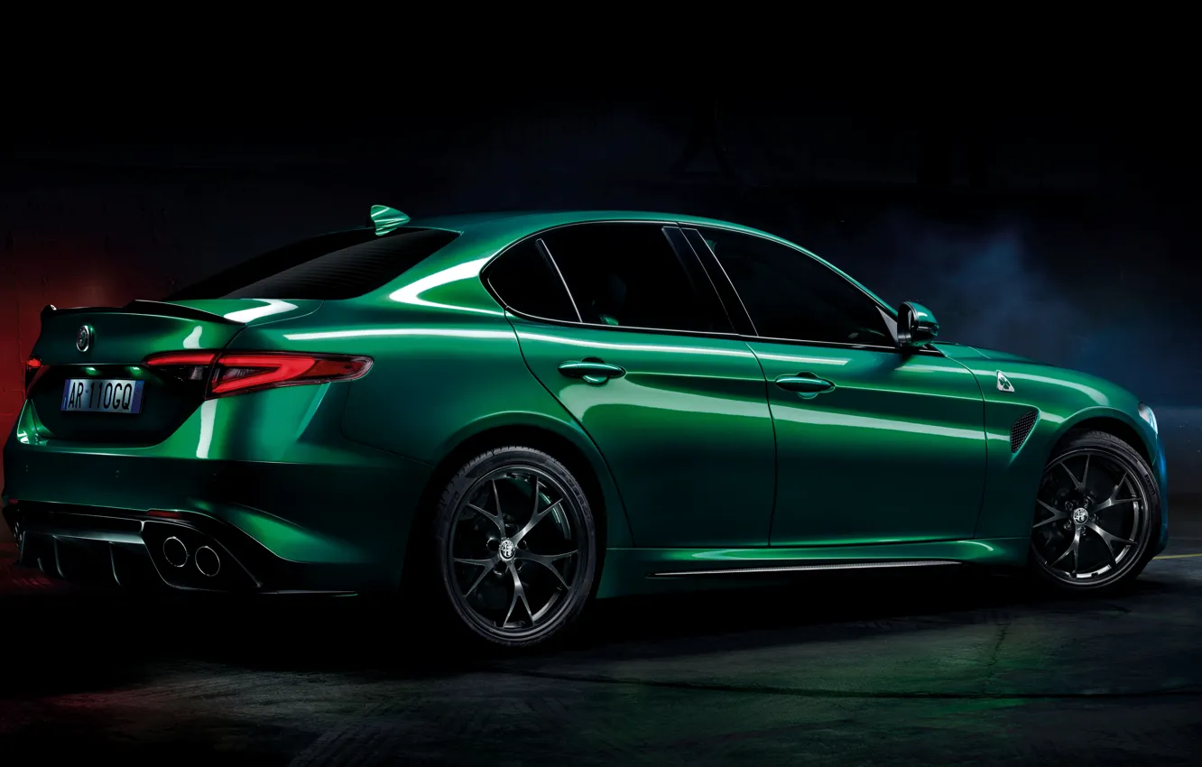 Photo wallpaper background, green, Alfa Romeo, sedan, dark, Four-leaf clover, Giulia, four-door