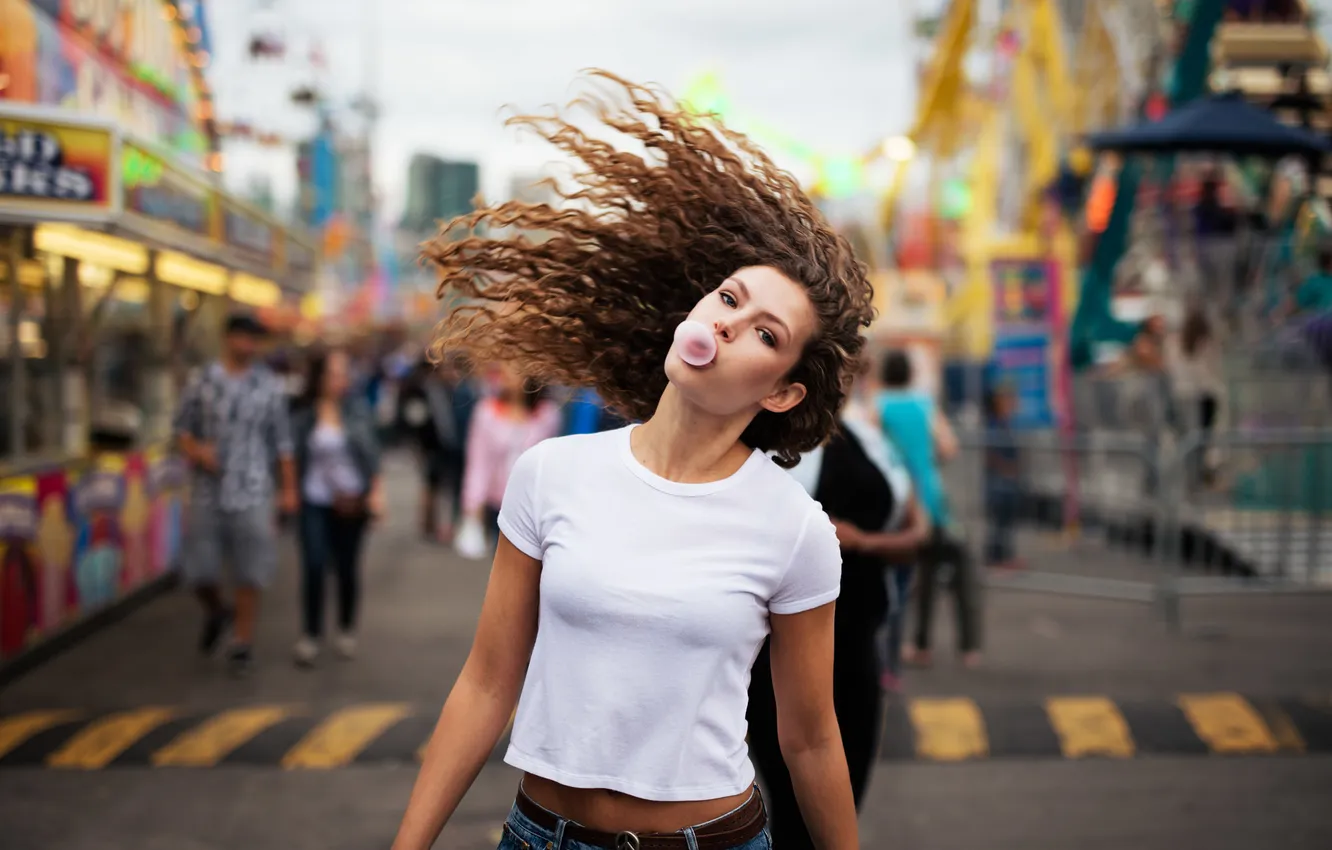 Photo wallpaper girl, face, background, hair, chewing gum