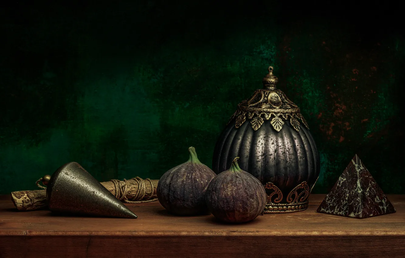 Photo wallpaper still life, pyramid, figs