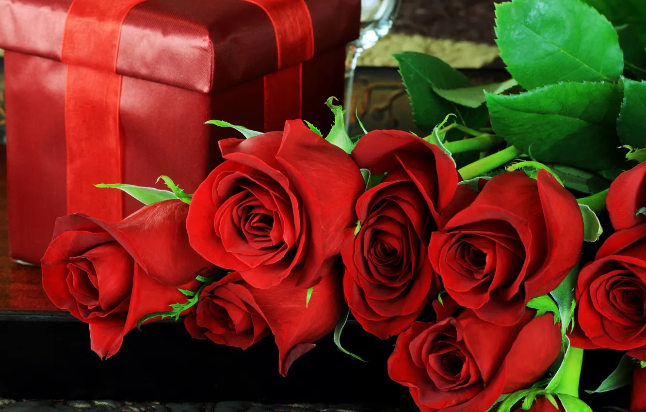 Photo wallpaper leaves, flowers, holiday, box, gift, roses, petals, red