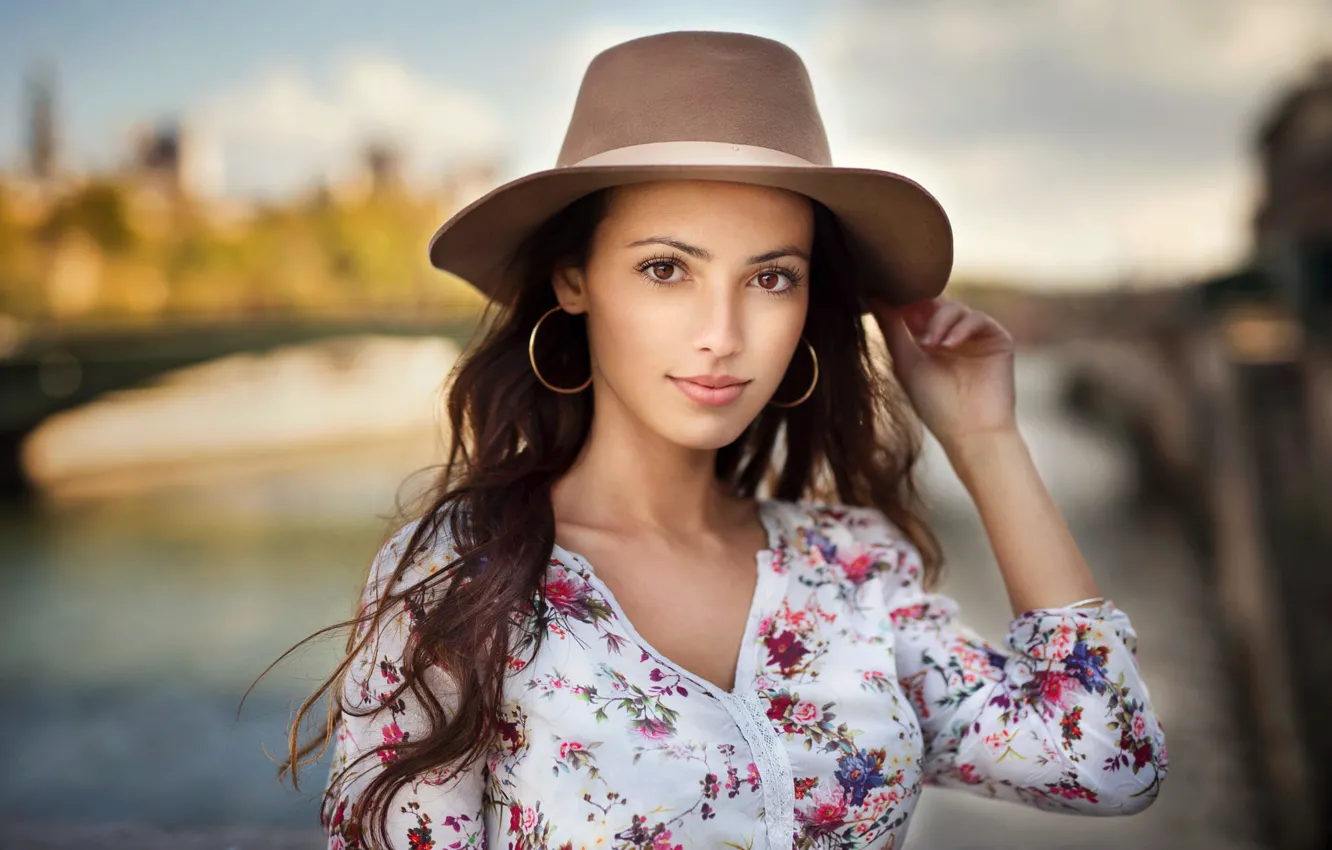 Photo wallpaper hat, brown-eyed, Lods Franck