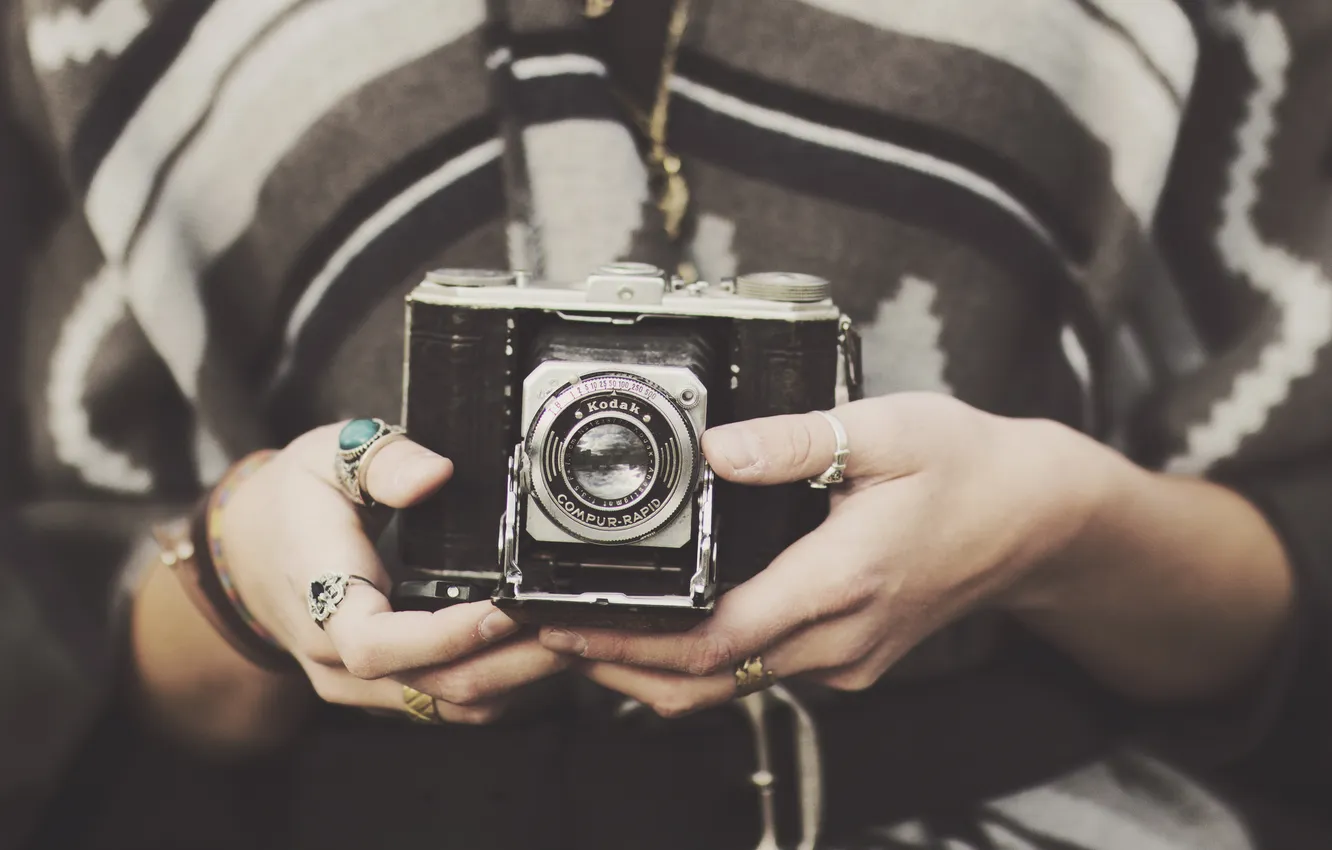 Photo wallpaper ring, hands, the camera, lens, fingers