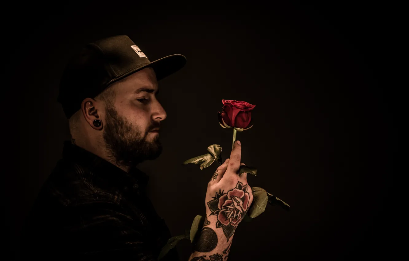 Photo wallpaper love, people, roses, the tunnel, tattoo, male, cap, shirt