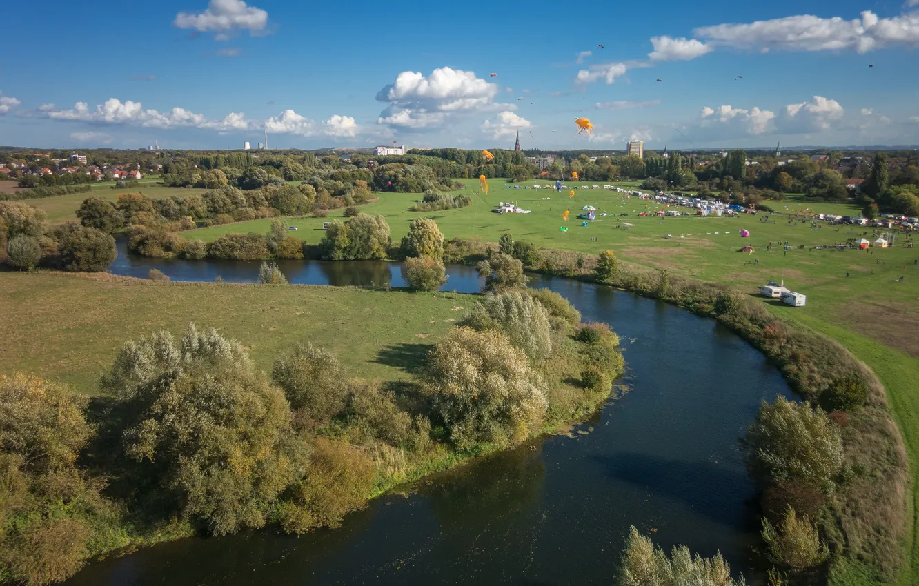 Photo wallpaper trees, river, kites