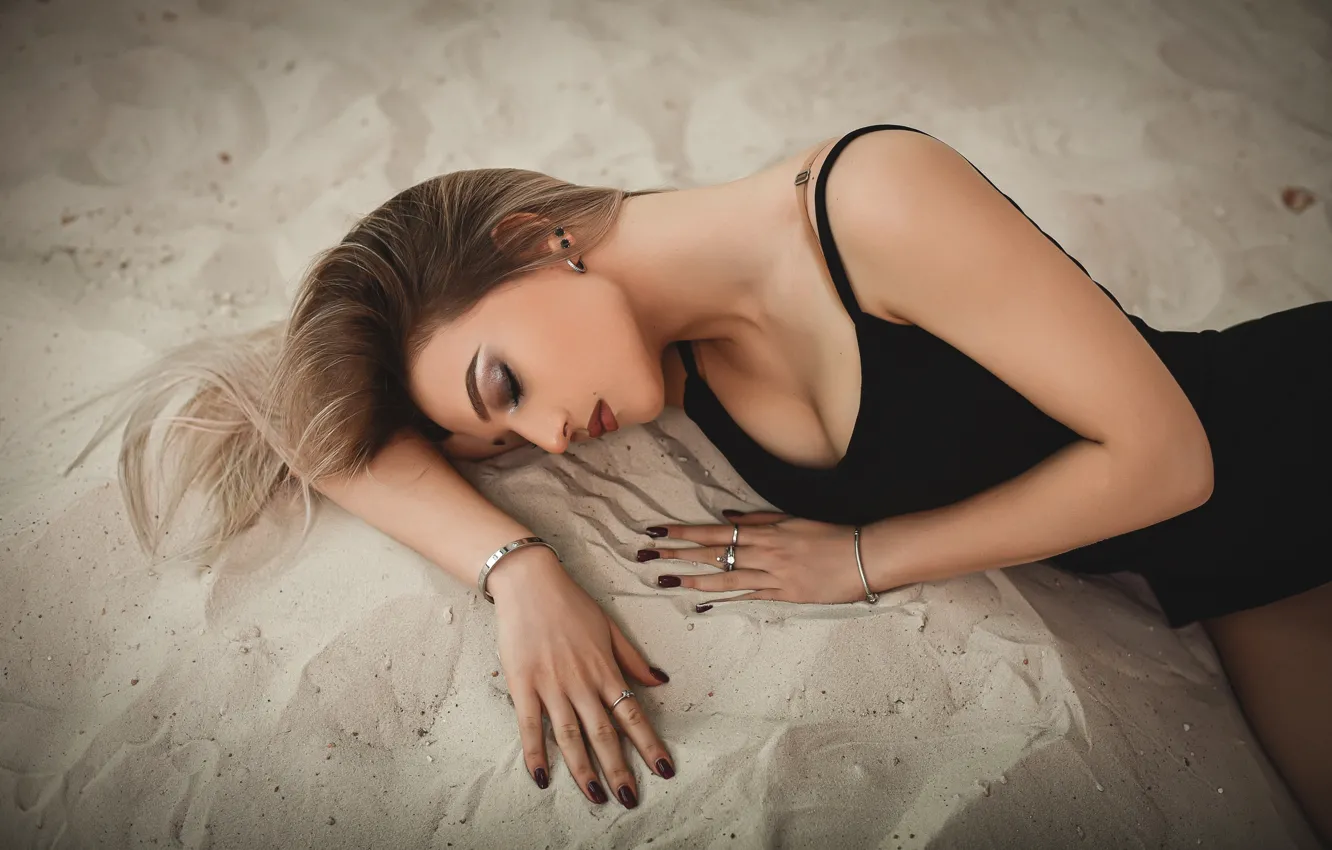 Photo wallpaper sand, girl, decoration, pose, makeup, brown hair, manicure, Anastasia Donskaya