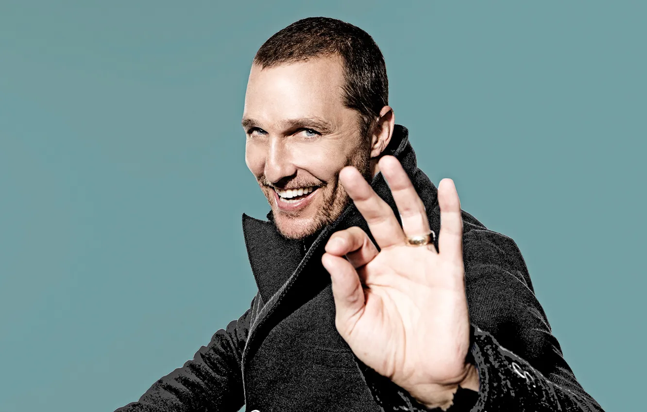 Photo wallpaper smile, background, mood, photographer, actor, gesture, coat, Matthew McConaughey