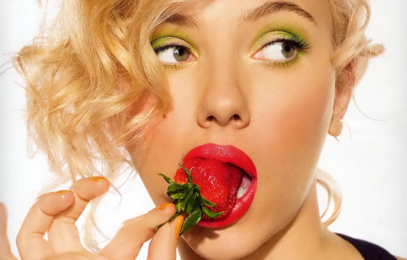 Photo wallpaper look, model, eyes, shadow, strawberry, blonde, sponge, spout