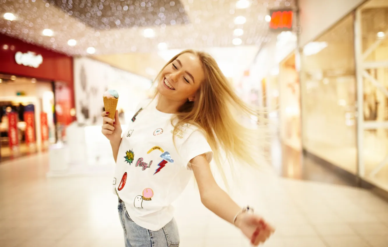 Photo wallpaper girl, face, smile, ice cream, Masha