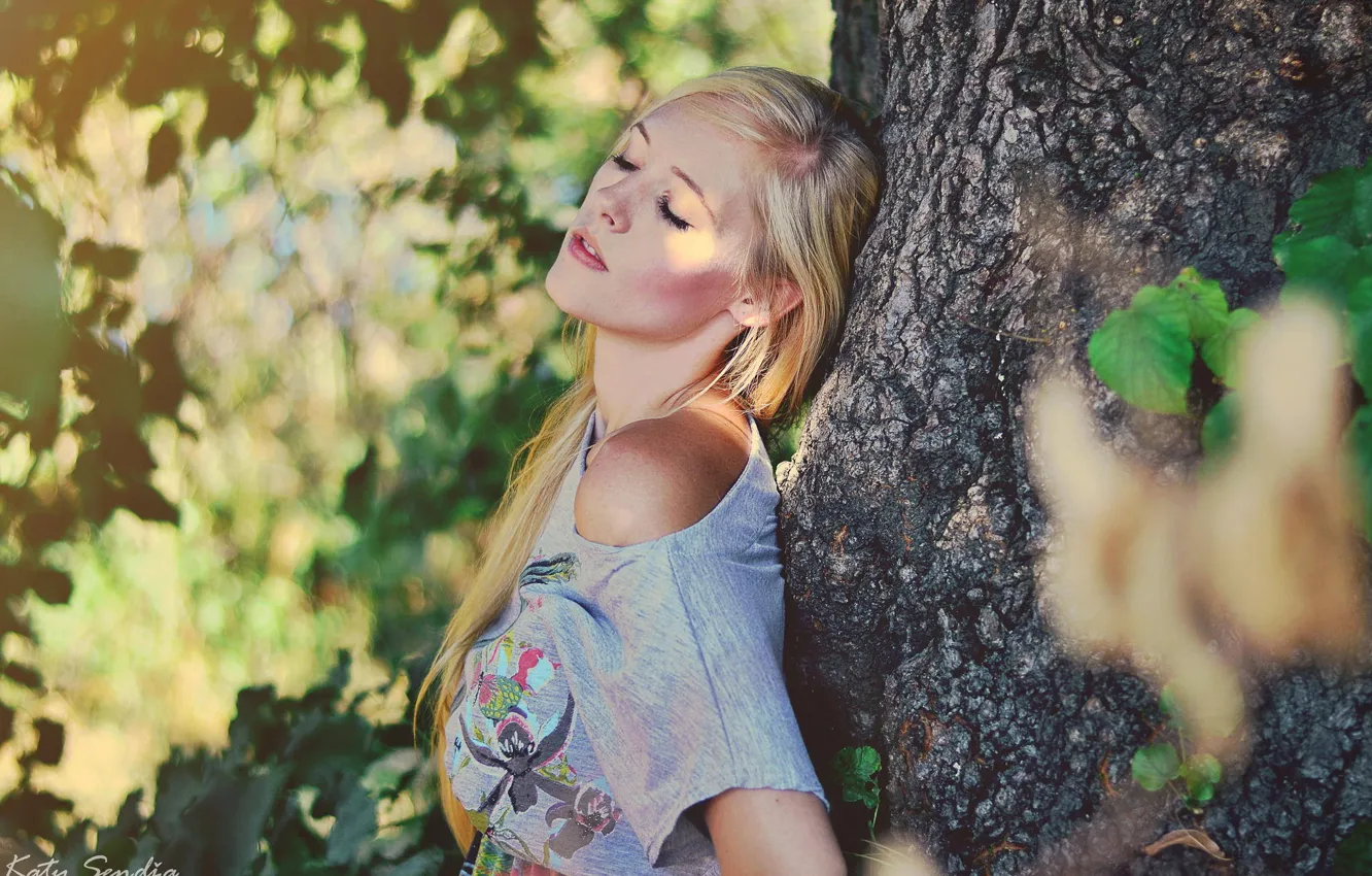 Photo wallpaper leaves, the sun, pose, model, portrait, makeup, t-shirt, hairstyle