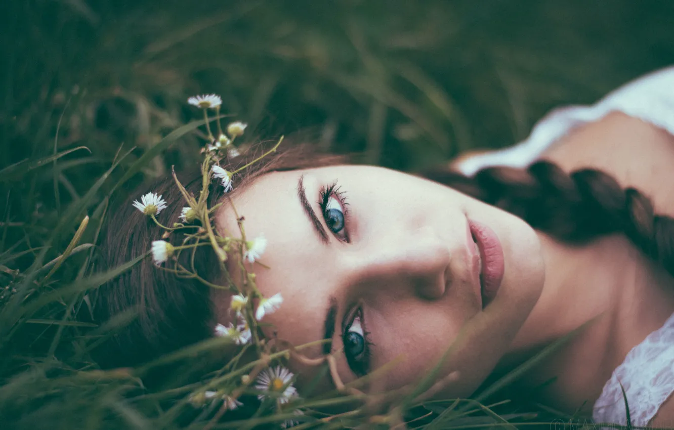 Photo wallpaper look, brunette, wreath