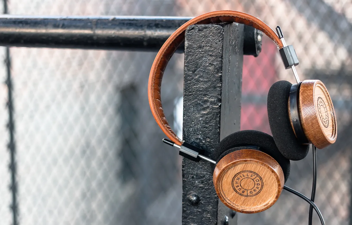 Photo wallpaper headphones, black, whiskey, wood, headphones, Elijah Wood, Zach Cowie, Bushmills