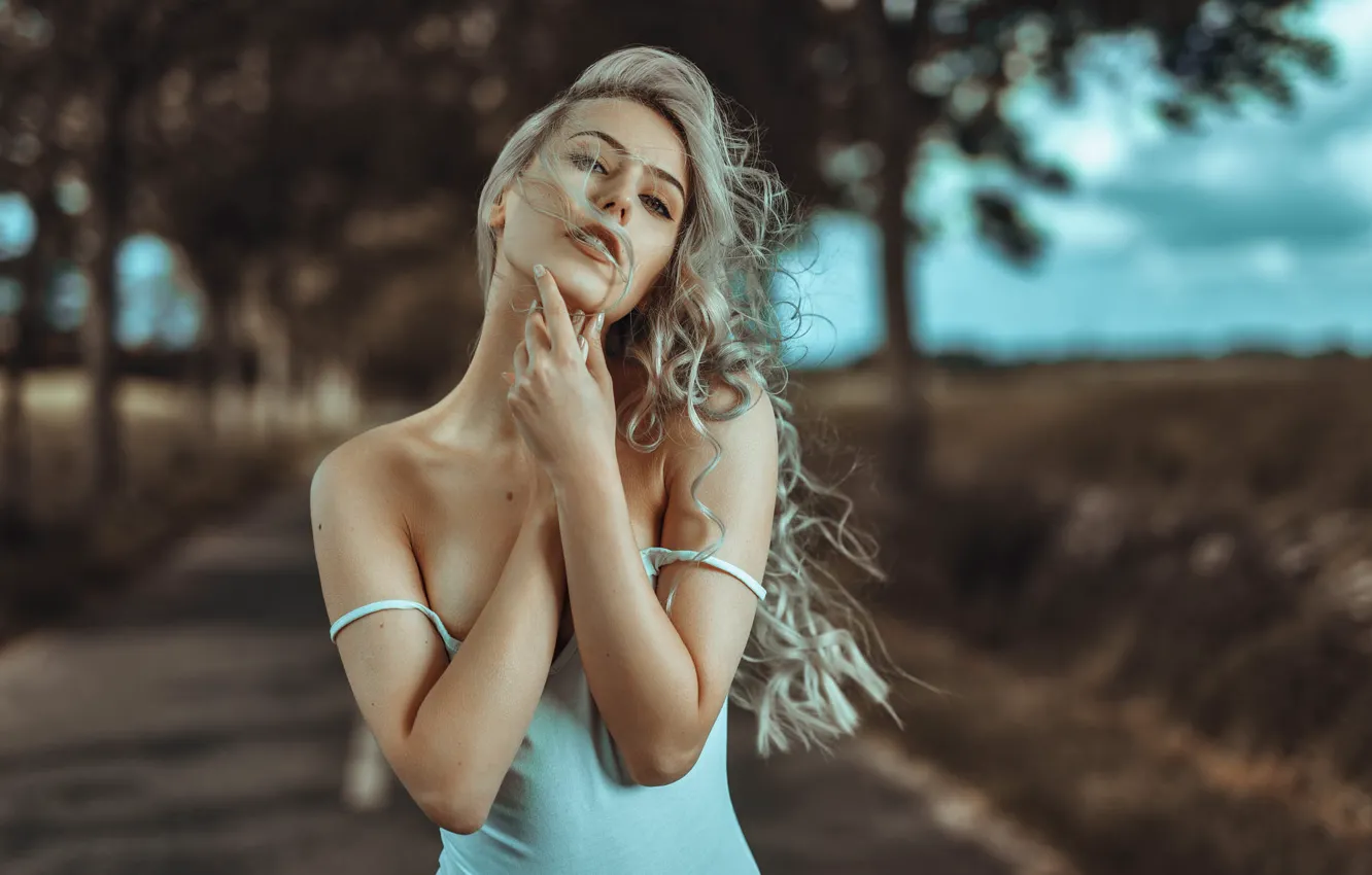 Photo wallpaper sponge, curls, manicure, Tonny Jørgensen, Road girl, Emilie Michaelsen