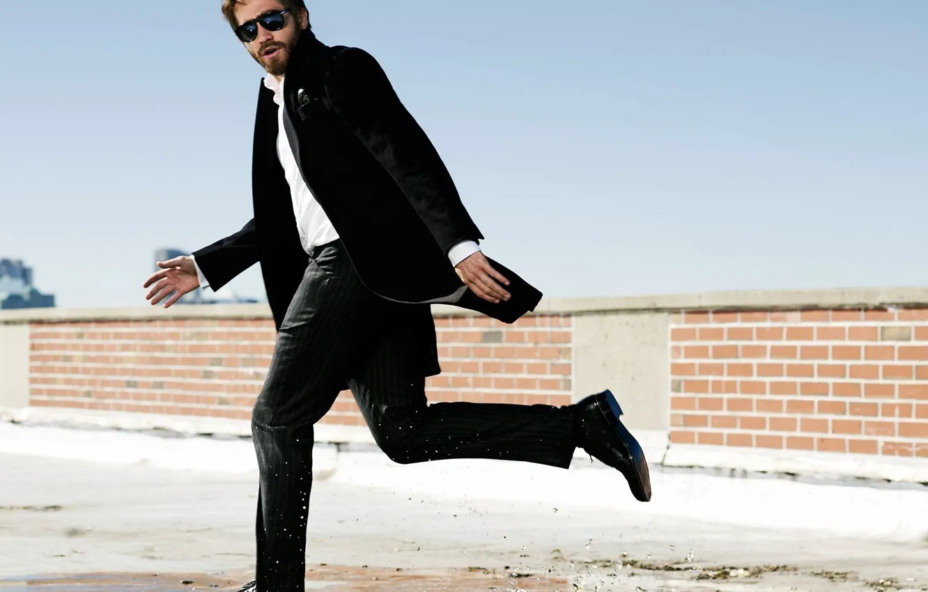 Photo wallpaper squirt, puddle, glasses, costume, actor, male, Jake Gyllenhaal