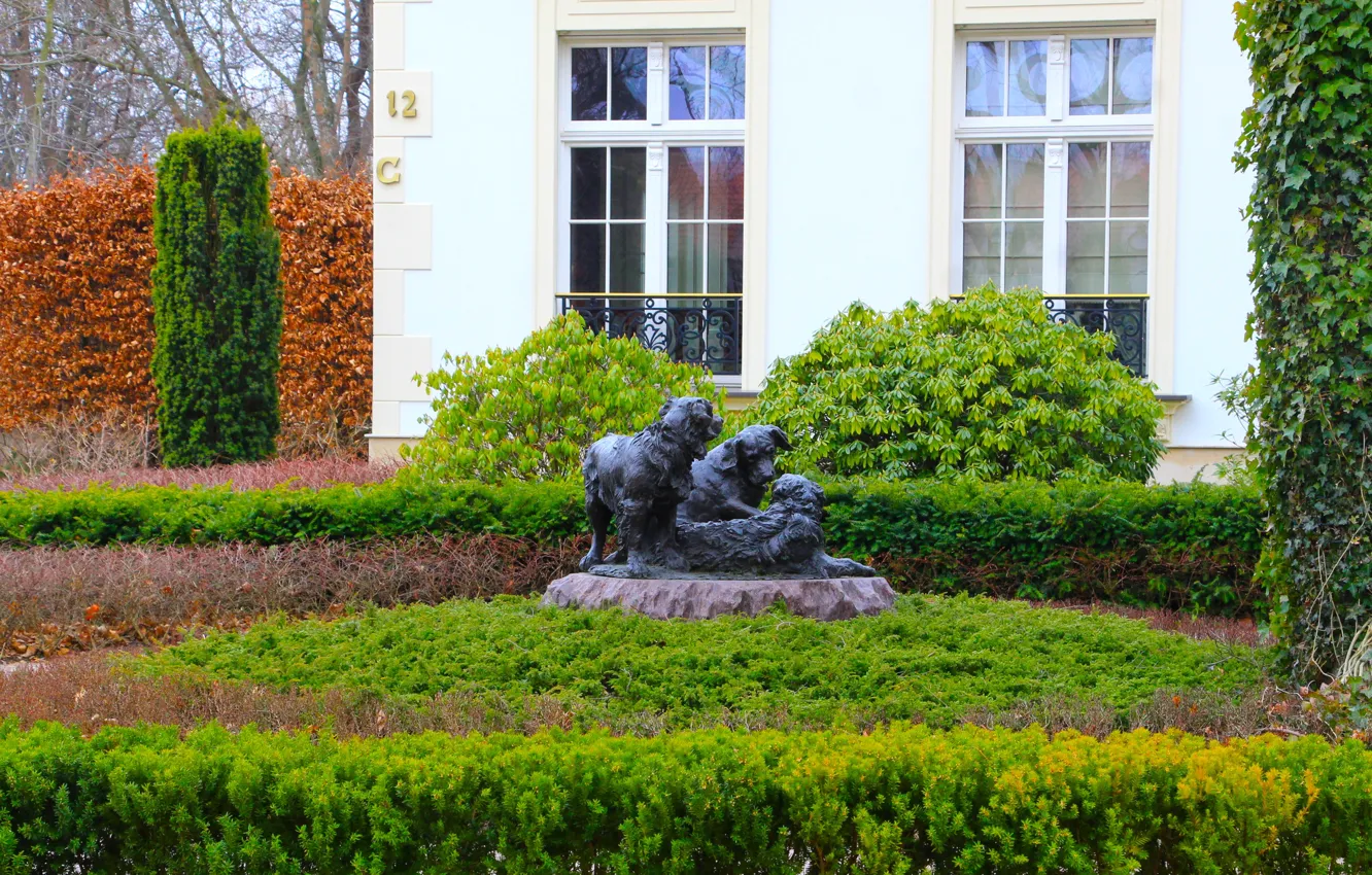 Photo wallpaper green, house, dog, park, tree, statue, tre