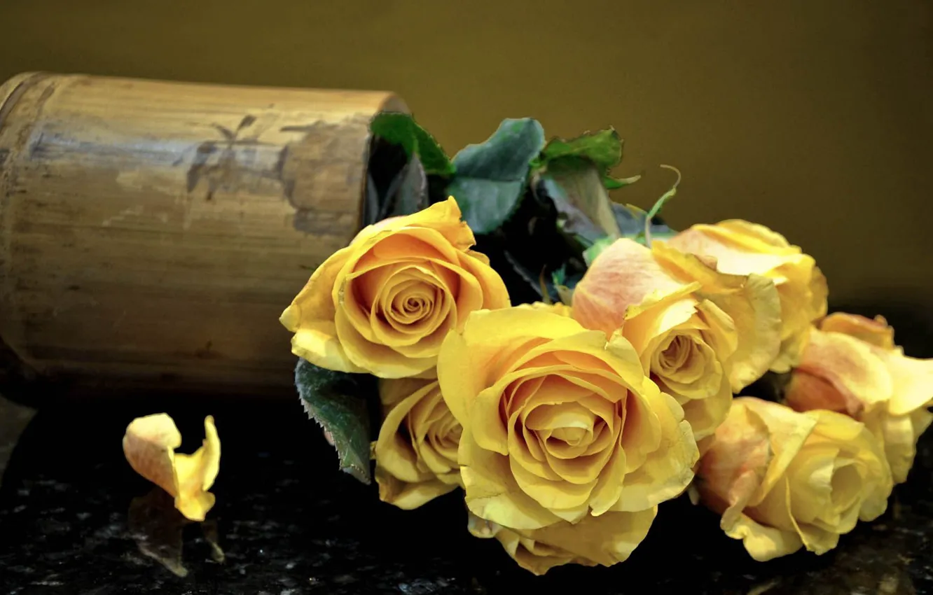 Photo wallpaper on the table, a bouquet of roses, yellow roses