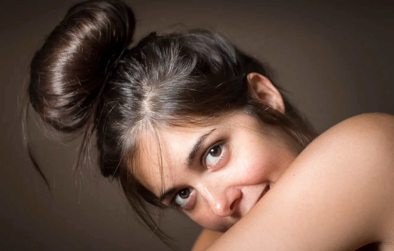Photo wallpaper look, face, background, hair, shoulders, girl. brown eyes