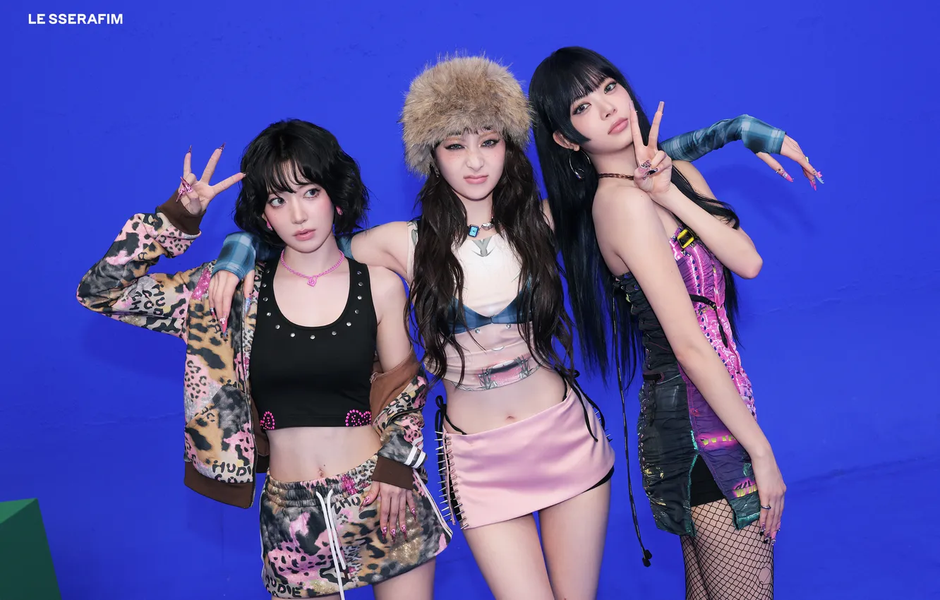 Photo wallpaper K-Pop, Huh Yunjin, Hong Eunchae, Sleeveless Dress, Crop Top, THE SSERAFIM, Navel, Miyawaki Sakura