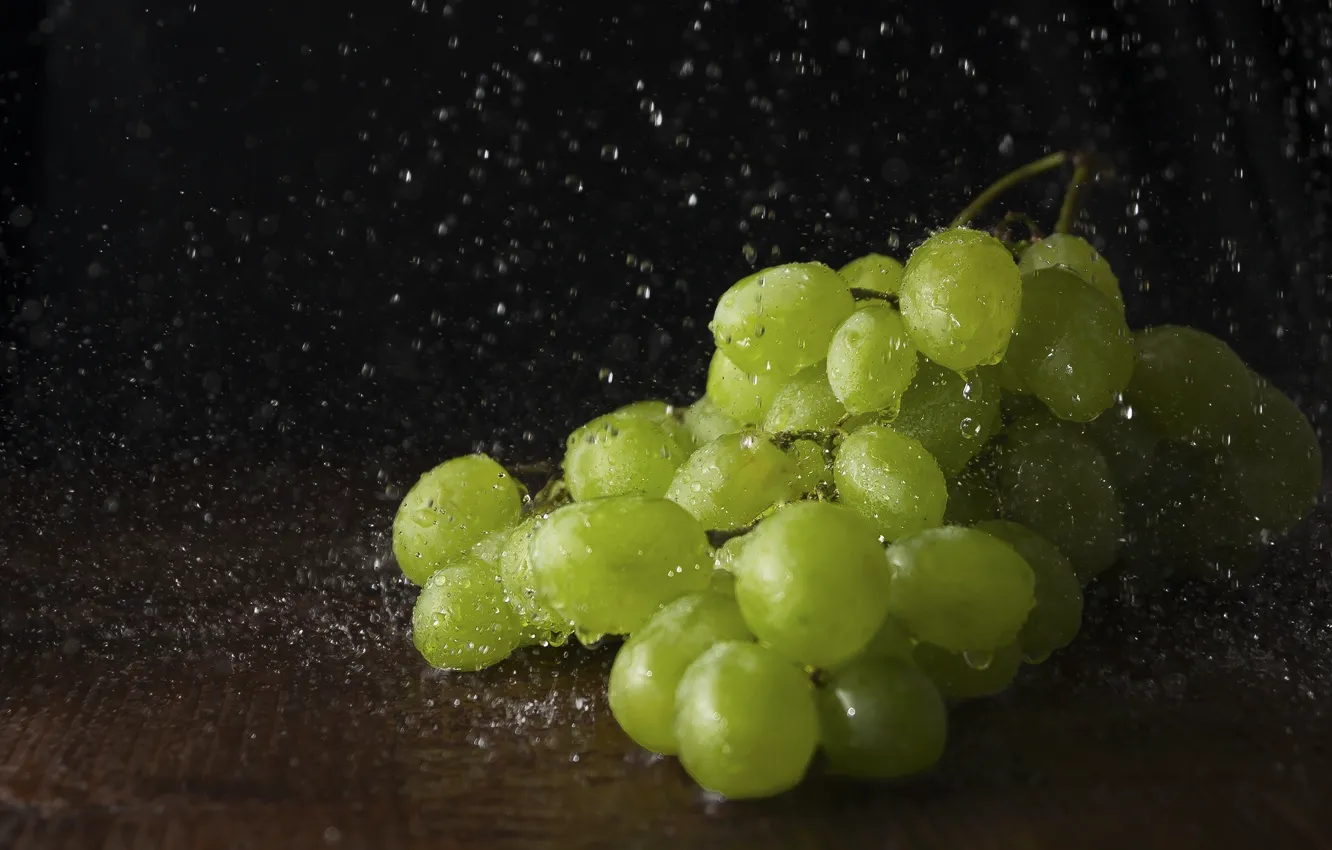 Photo wallpaper water, drops, macro, squirt, grapes