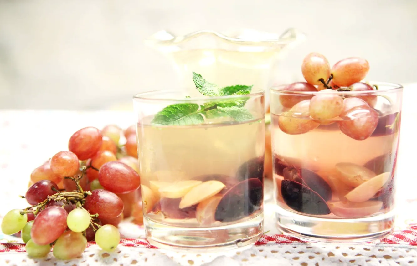 Photo wallpaper juice, grapes, mint