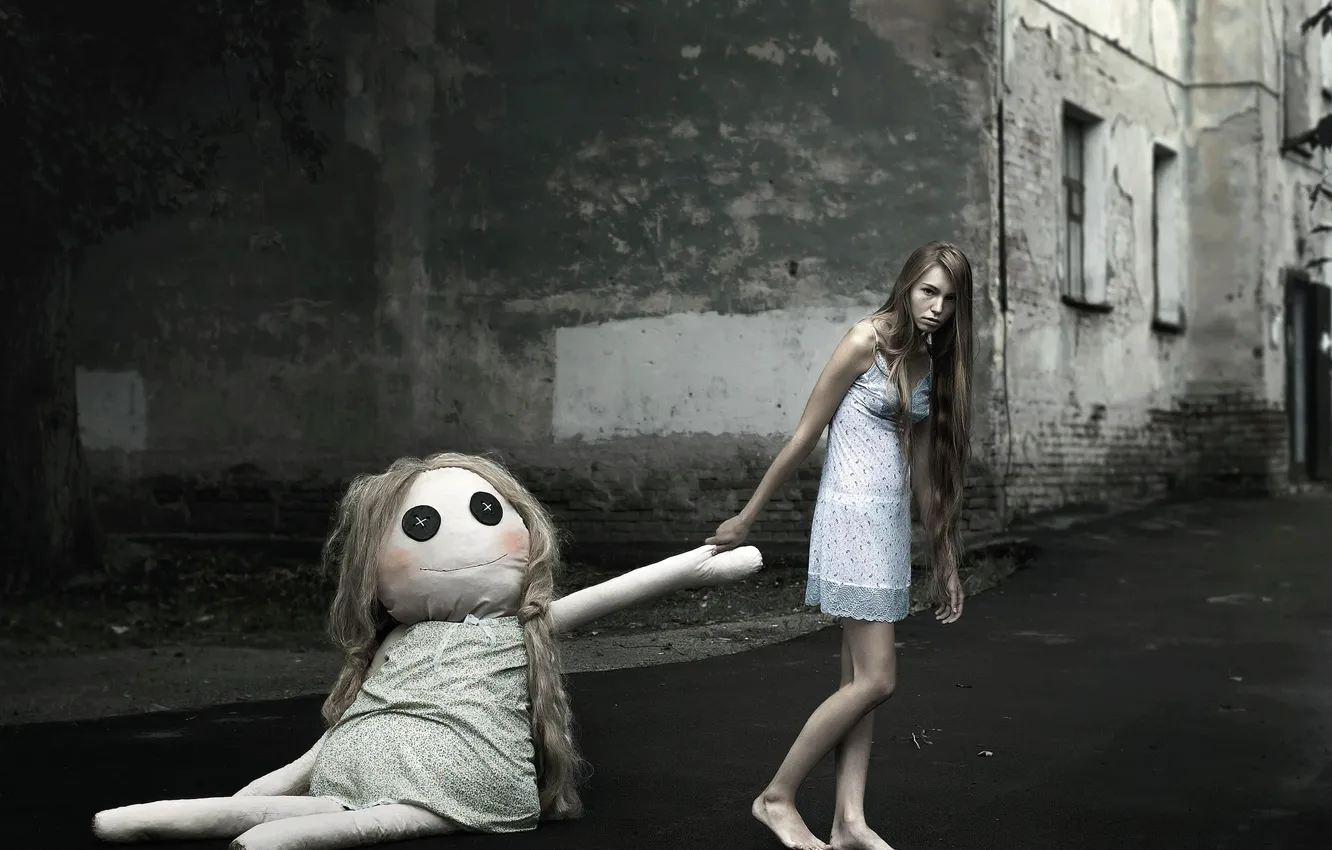 Photo wallpaper girl, the city, sleep, doll, nightie, barefoot