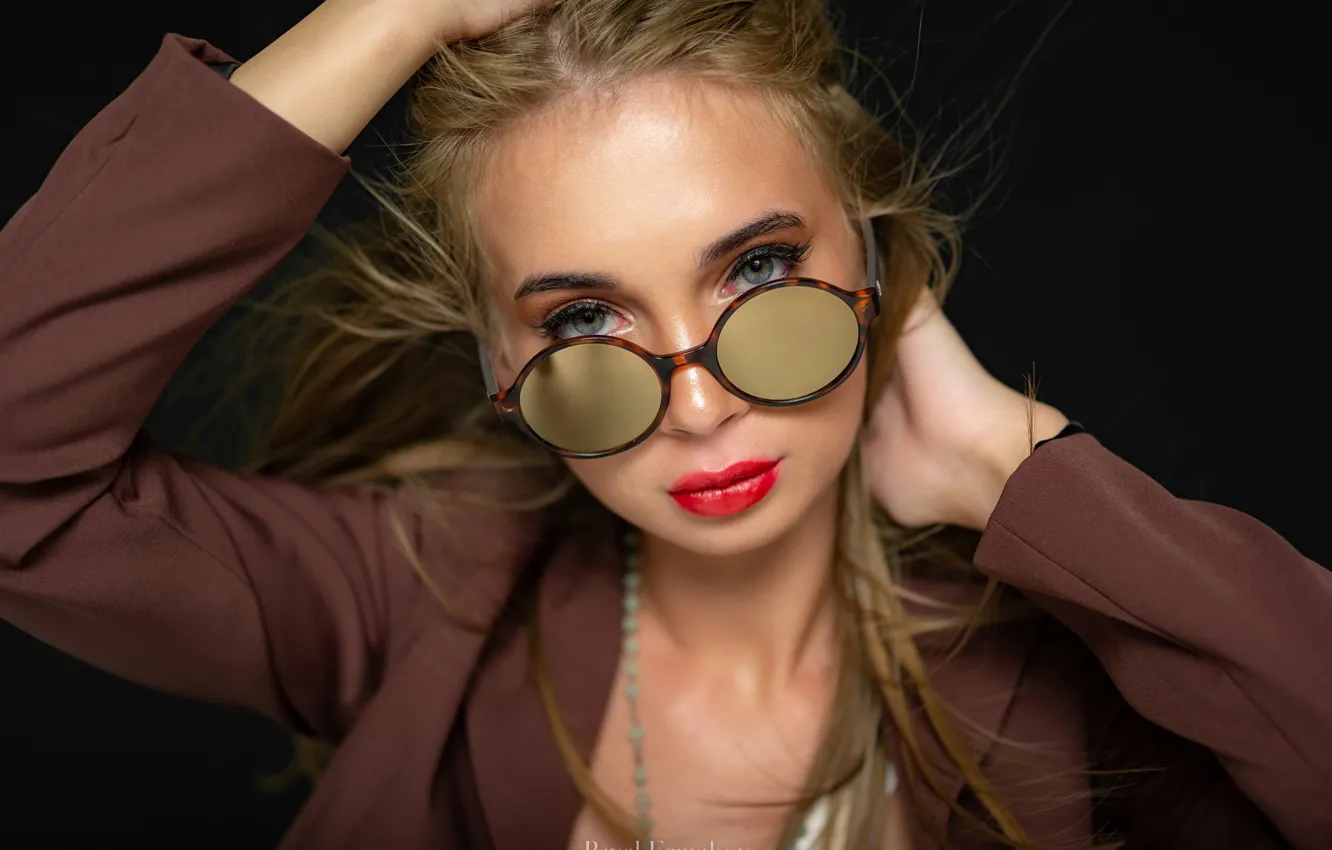 Photo wallpaper look, girl, face, portrait, hands, glasses, sponge, red lipstick