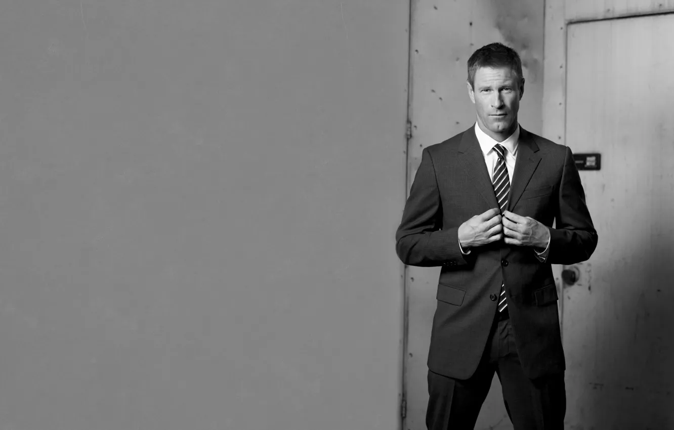 Photo wallpaper look, wall, the door, black and white, Aaron Eckhart, Aaron Eckhart, striped tie