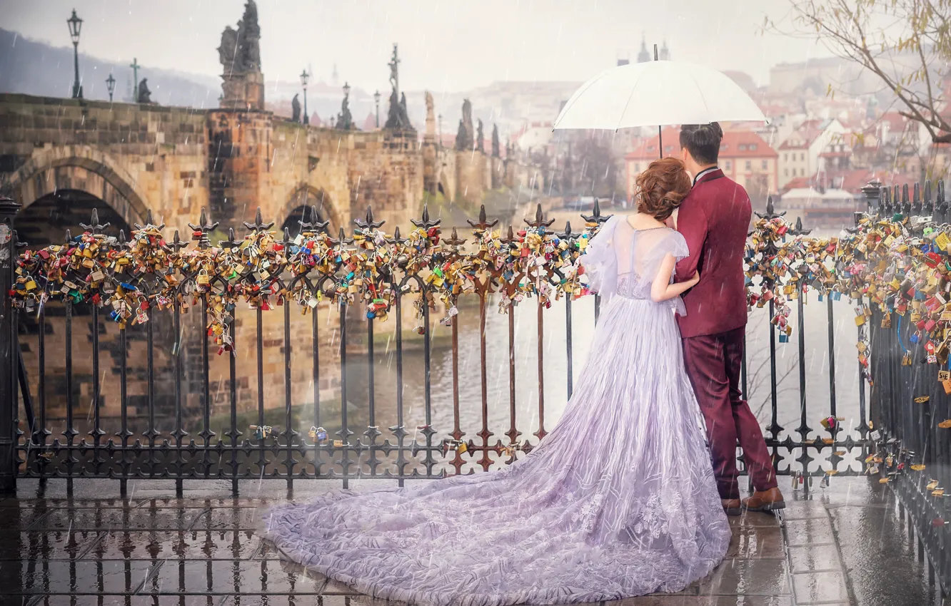Photo wallpaper bridge, the city, umbrella, rain, pair, lovers