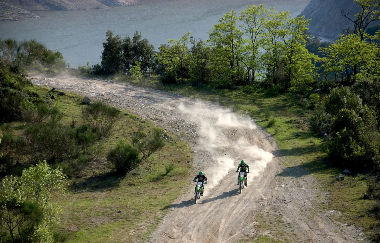 Photo wallpaper trees, lake, track, dust, racers, racing