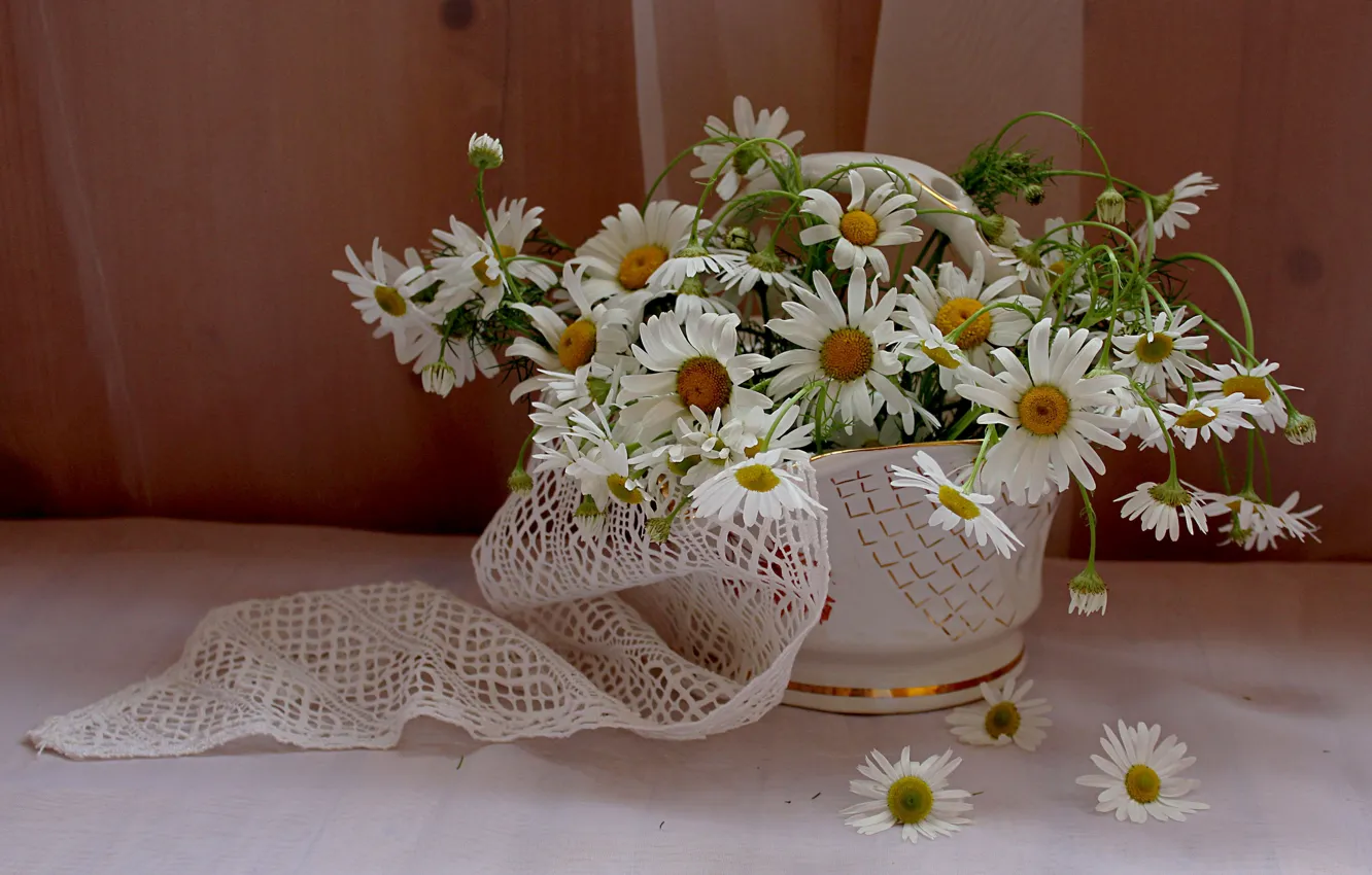 Photo wallpaper flowers, table, chamomile, bouquet, vase