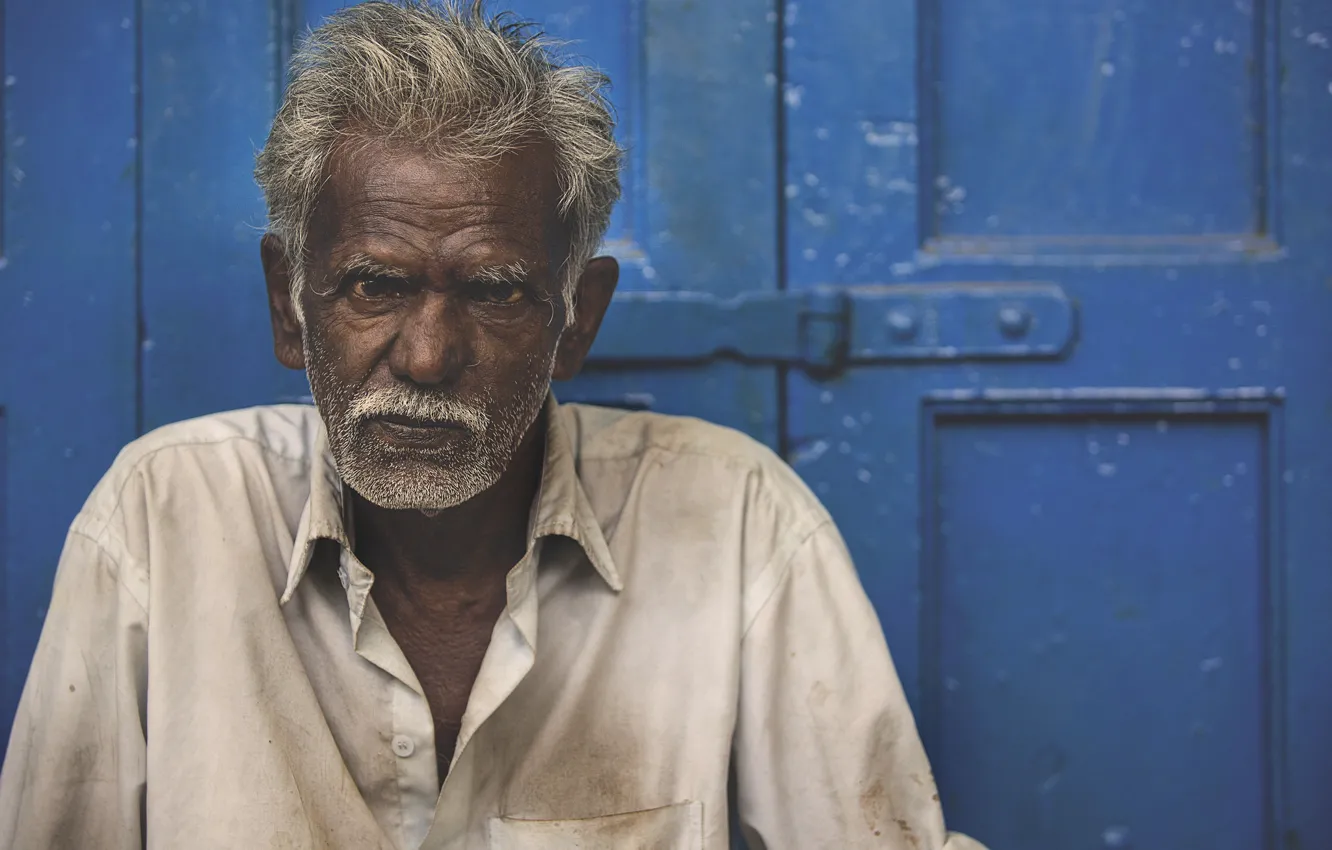 Photo wallpaper poverty, diretc gaze, hard life, older man