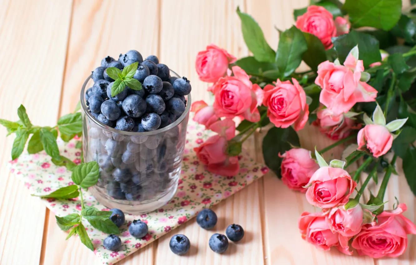 Photo wallpaper glass, berries, roses, bouquet, blueberries, qwartm