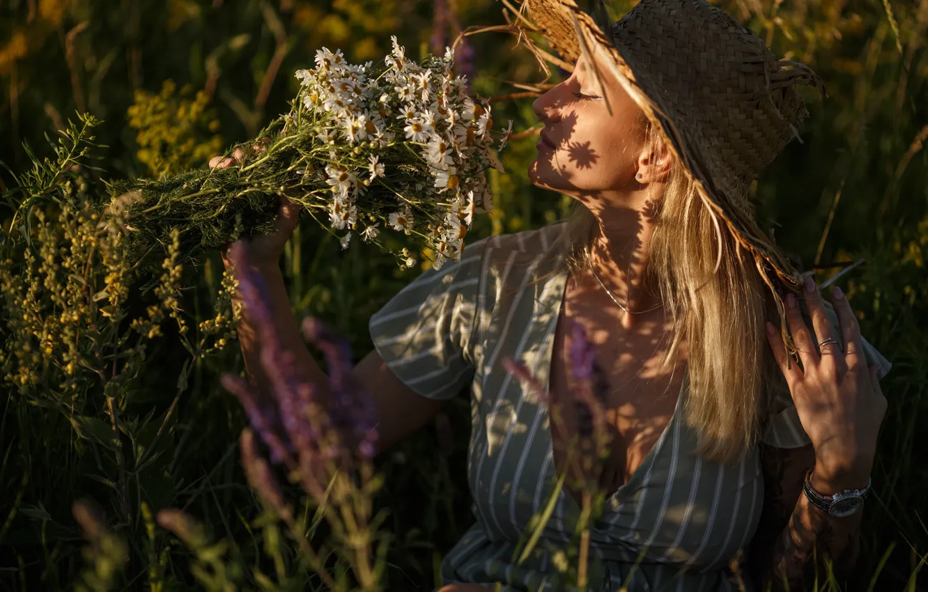 Photo wallpaper girl, flowers, face, pose, mood, chamomile, hat, a bunch