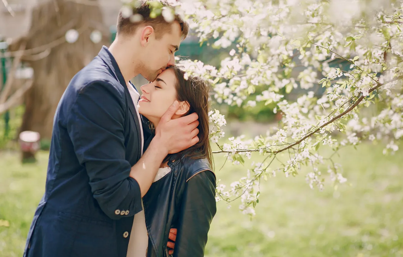 Photo wallpaper girl, kiss, spring, hugs, pair, guy, lovers, flowering