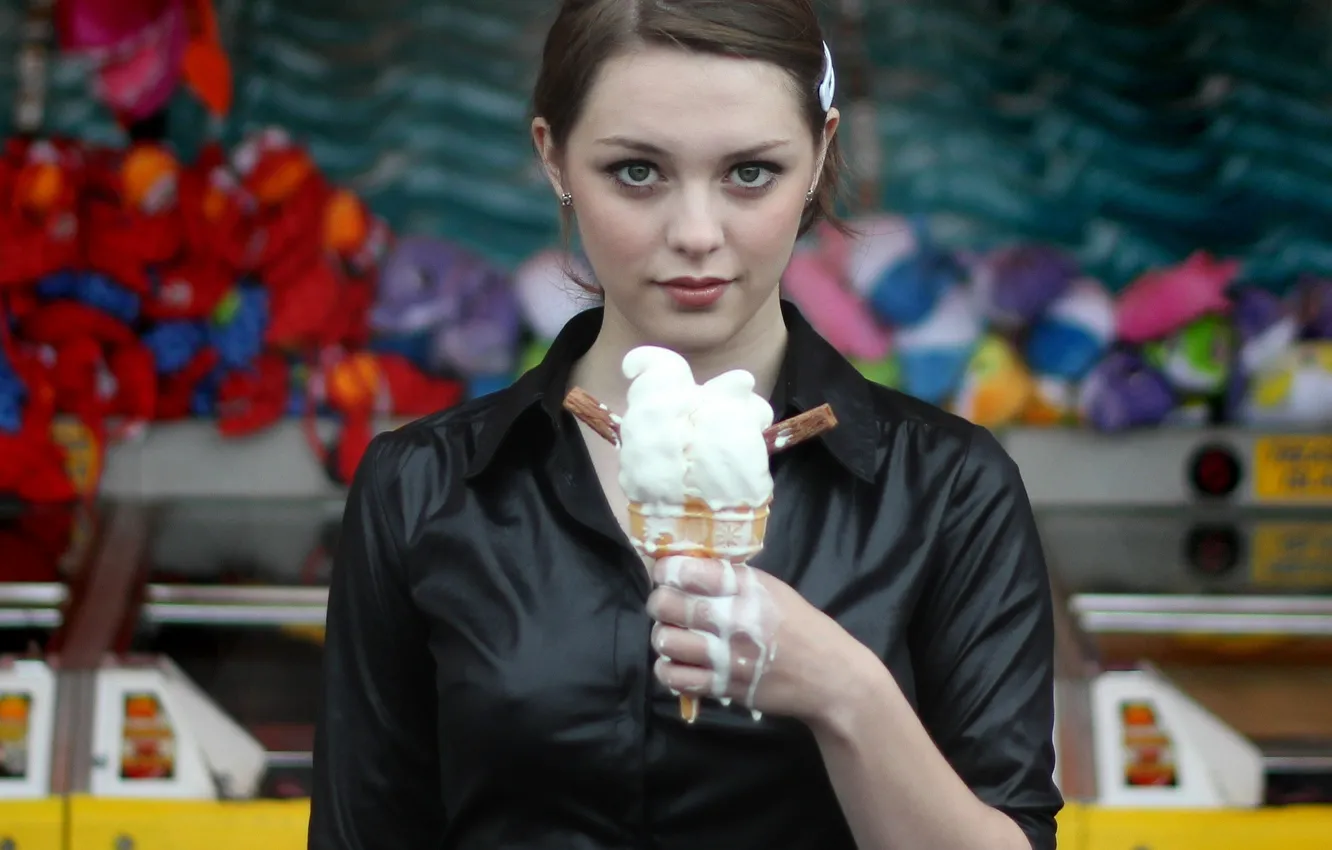 Photo wallpaper look, grafiti, ice cream, British, Imogen