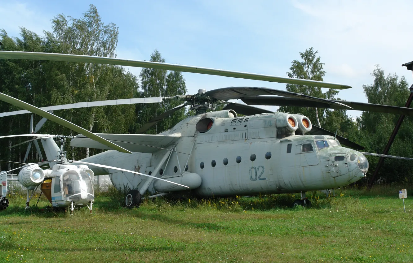 Photo wallpaper Mi-6, the world's first serial production helicopter, in Moscow at Khodynka Museum of aviation, Soviet …