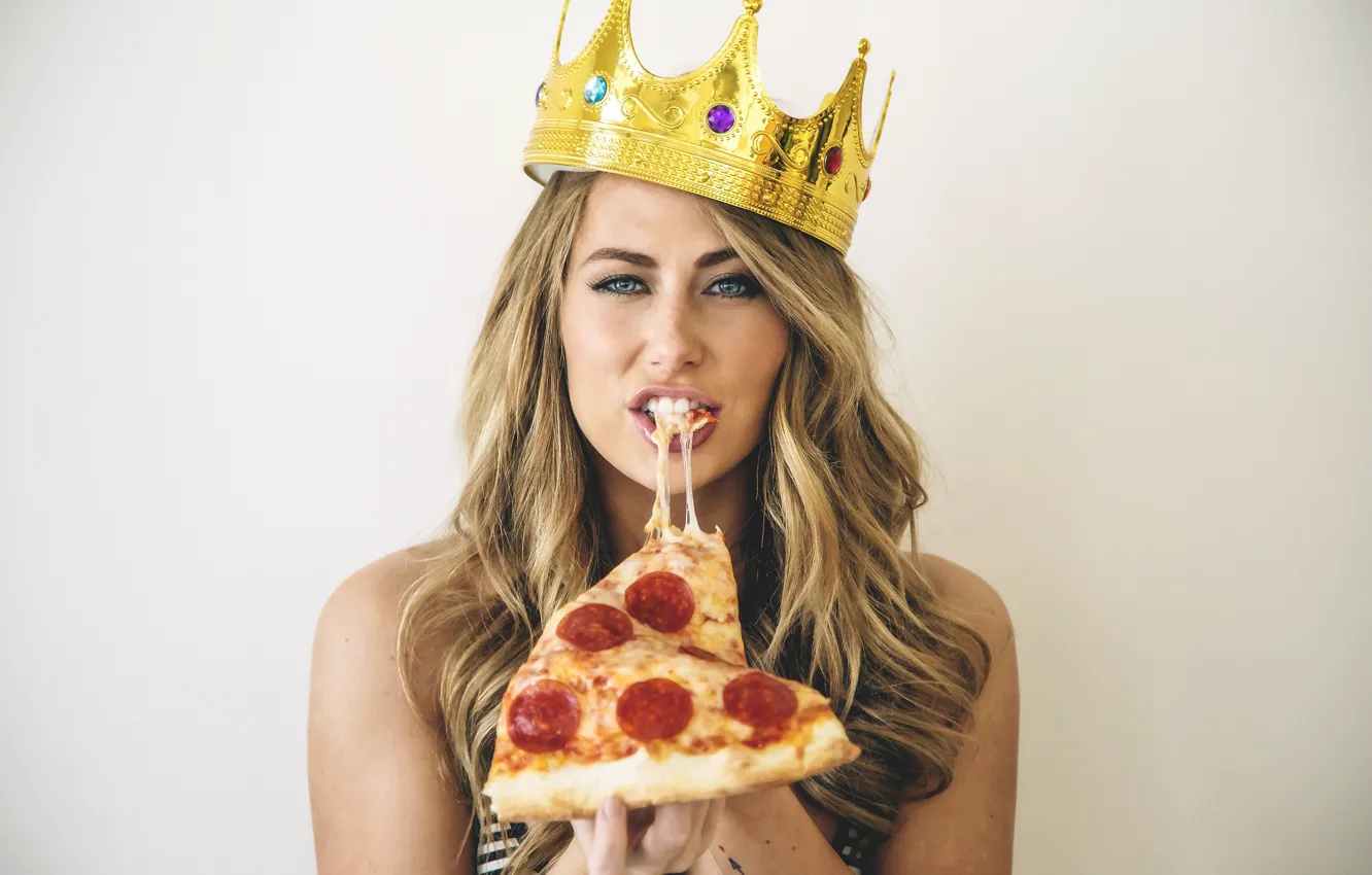Photo wallpaper look, blonde, Crown, Pizza, Carter Cruise