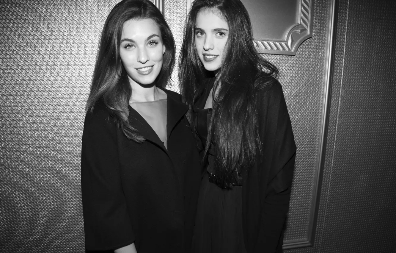 Photo wallpaper b/W, actress, photos, sisters, Margaret Qualley, Rainey