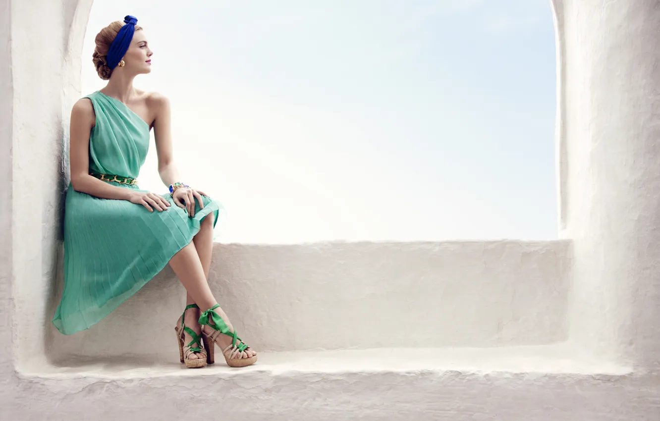 Photo wallpaper girl, pose, wall, body, dress, shoes