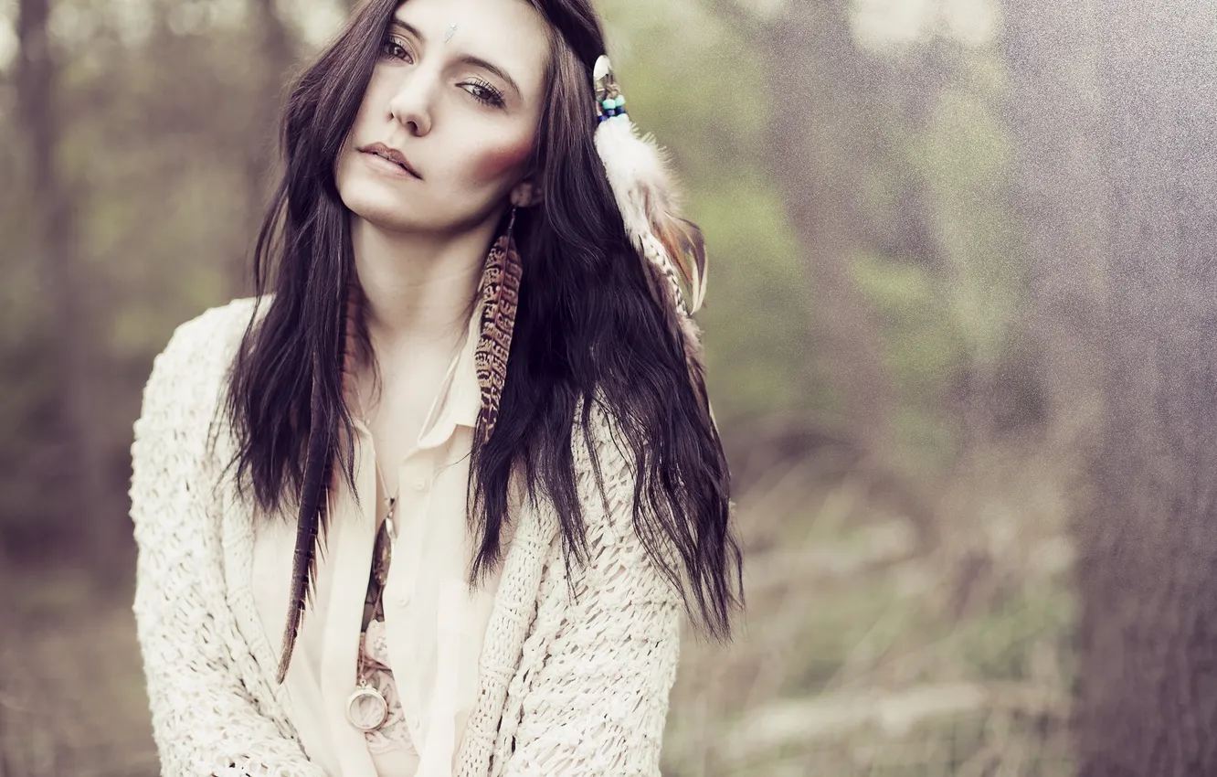 Photo wallpaper girl, face, hair, feathers, blur