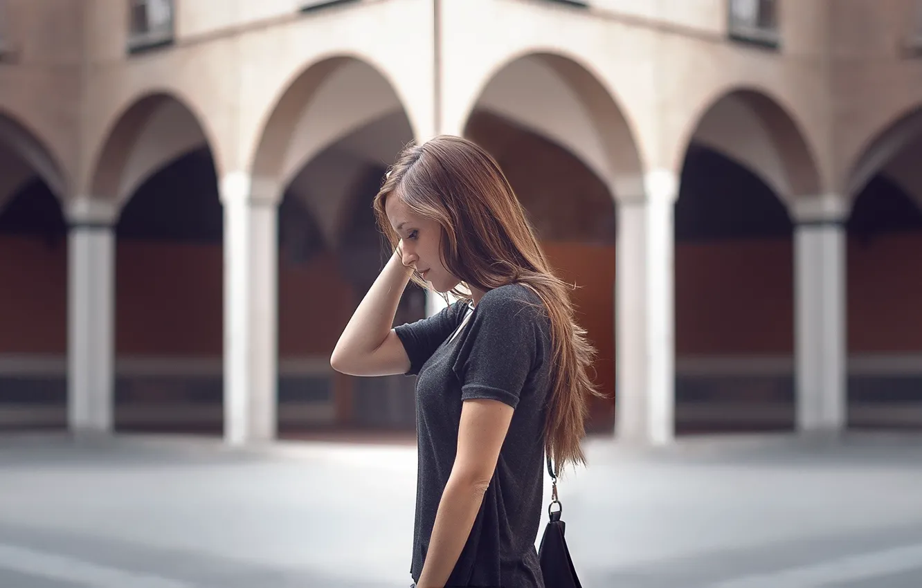 Photo wallpaper pose, model, building, portrait, makeup, hairstyle, brown hair, bag