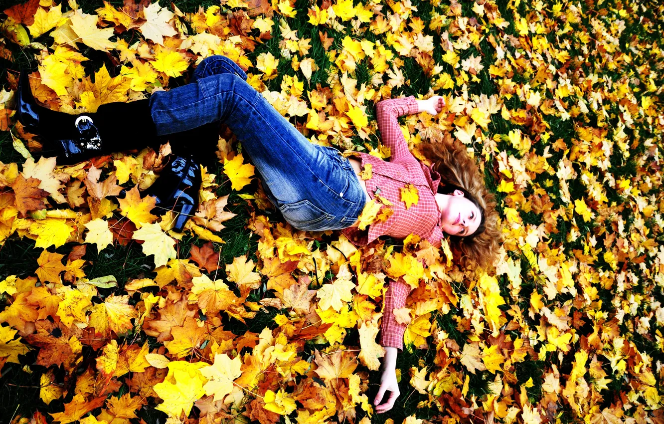 Photo wallpaper autumn, leaves, girl, yellow, background, foliage, jeans, shirt