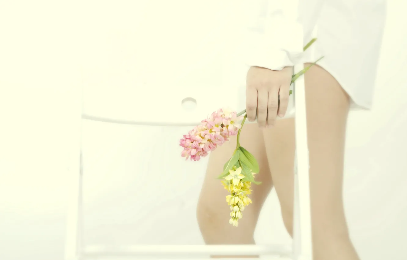 Photo wallpaper girl, flowers, feet, chair