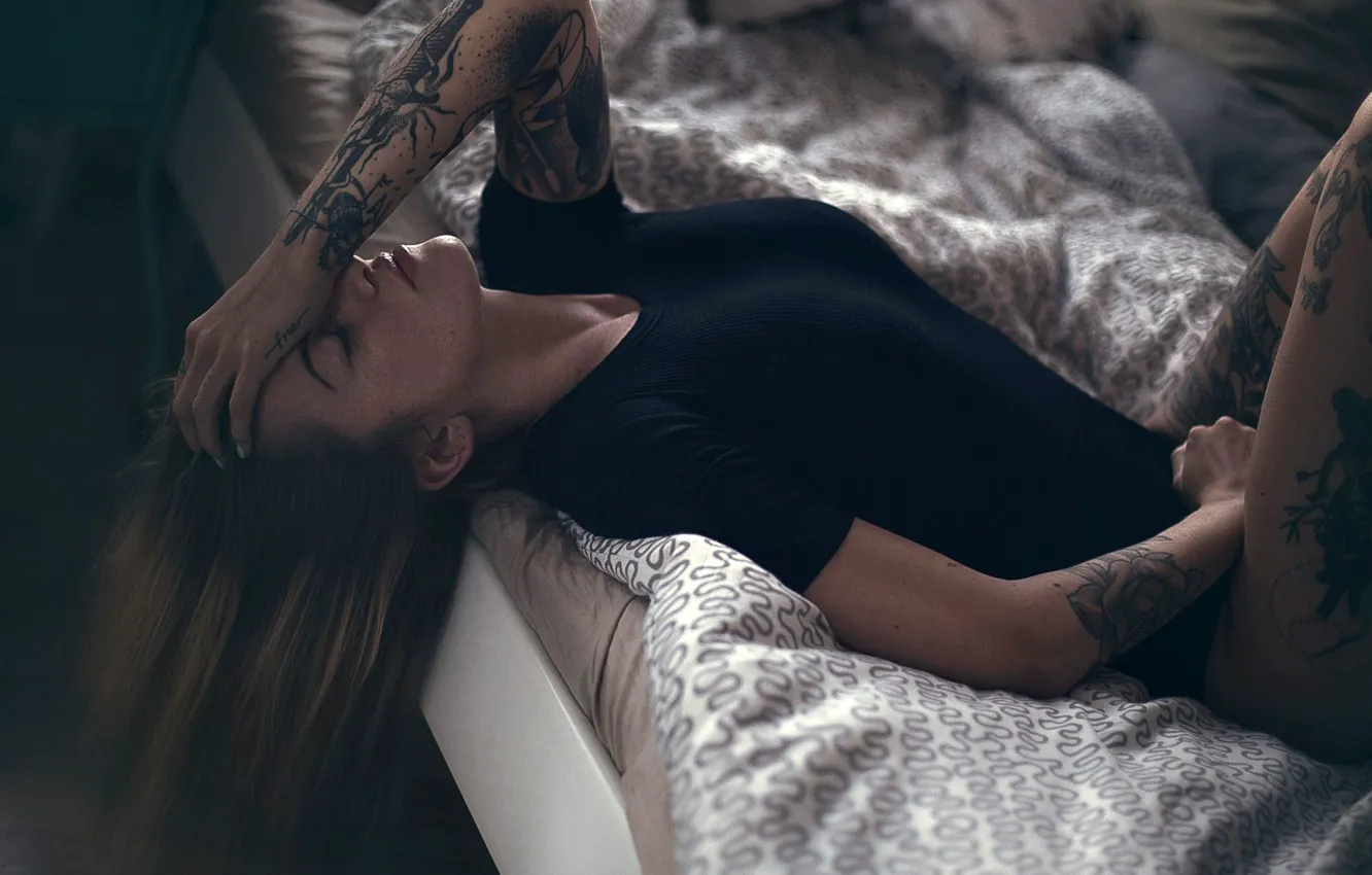 Photo wallpaper pose, model, hands, makeup, figure, tattoo, hairstyle, bed